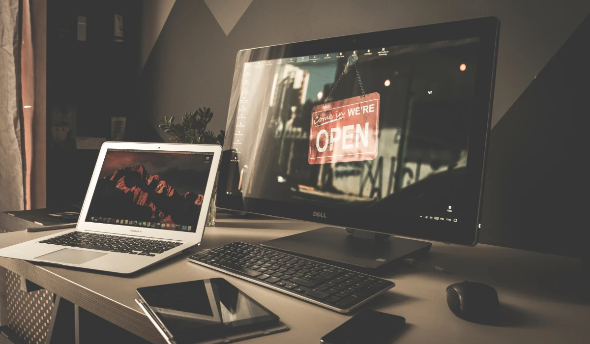 Dual-Device Workstation